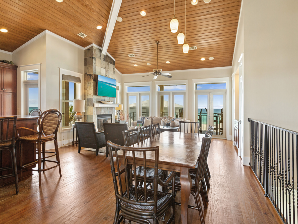 Luxury Beach Vacation Home wit Large Pool & Upscale Decor